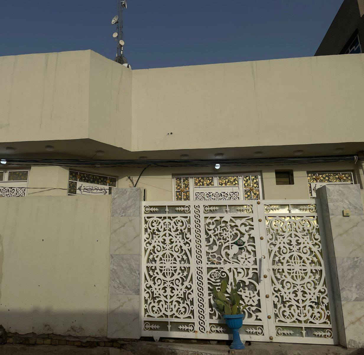 السلام عليكم بيت للبيع بالقرب من بيت محمد مانع يتكون البيت من طابقين الطابق الاول استقبال وصالة وغرفة و مطبخ و حمام داخلي و تواليت خارجي الطابق الثاني غرفة و صالة و تواليت وحمام مساحة البيت ١٢٥ م مربع طابو صرف  و للاستفسار عن السعر الاتصال بالرقم 
***********
