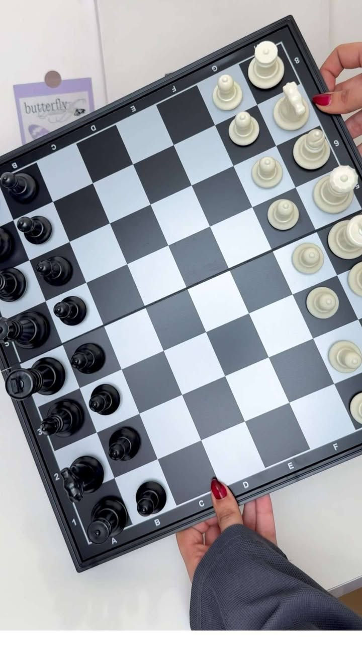 توفرت لعبة الشطرنج المغناطيسية (قابلة للطي)

الاستخدامات:

لعبة فكرية ممتعة تنمّي مهارات التفكير والتركيز والتخطيط الاستراتيجي.

مناسبة للأطفال والبالغين لمحبي ألعاب الذكاء والتحدي.

مثالية للمنزل أو الرحلات بفضل تصميمها المغناطيسي والثابت.

تُستخدم أيضًا لتعليم أساسيات الشطرنج بطريقة تفاعلية وممتعة.

المميزات:

تصميم مغناطيسي يحافظ على ثبات القطع أثناء اللعب حتى مع تحريك الرقعة.

رقعة قابلة للطي تُستخدم كعلبة تخزين أنيقة للقطع.

تتوفر بلونين فاخرين (ذهبيفضي) أو (أبيضأسود).

تأتي فقط النسخة البيضاء والسوداء مع قطع داما إضافية للعب لعبتين في مجموعة واحدة.

مصنوعة من خامات عالية الجودة بتفاصيل دقيقة تضيف لمسة فخامة.

أبعاد الغلاف: الطول 36 سم × العرض 18 سم × الارتفاع 5 سم.

محتويات الصندوق:

رقعة شطرنج مغناطيسية قابلة للطي

32 قطعة شطرنج

24 قطعة داما (مرفقة فقط مع اللون الأبيض والأسود)

دليل مختصر لقواعد اللعبة

ملاحظات:

تحتوي على قطع صغيرة، غير مناسبة للأطفال دون 3 سنوات.

سهلة التخزين والتنظيف.

خيار مثالي للهدايا التعليمية أو للعب العائلي الممتع.السعر 25 الف والتوصيل مجاني لجميع محافظات العراق


**إذا كنت صاحب هذا الإعلان وتريد حذفه لأي سبب، رجاءا أرسل رسالة إلى الدعم الفني**