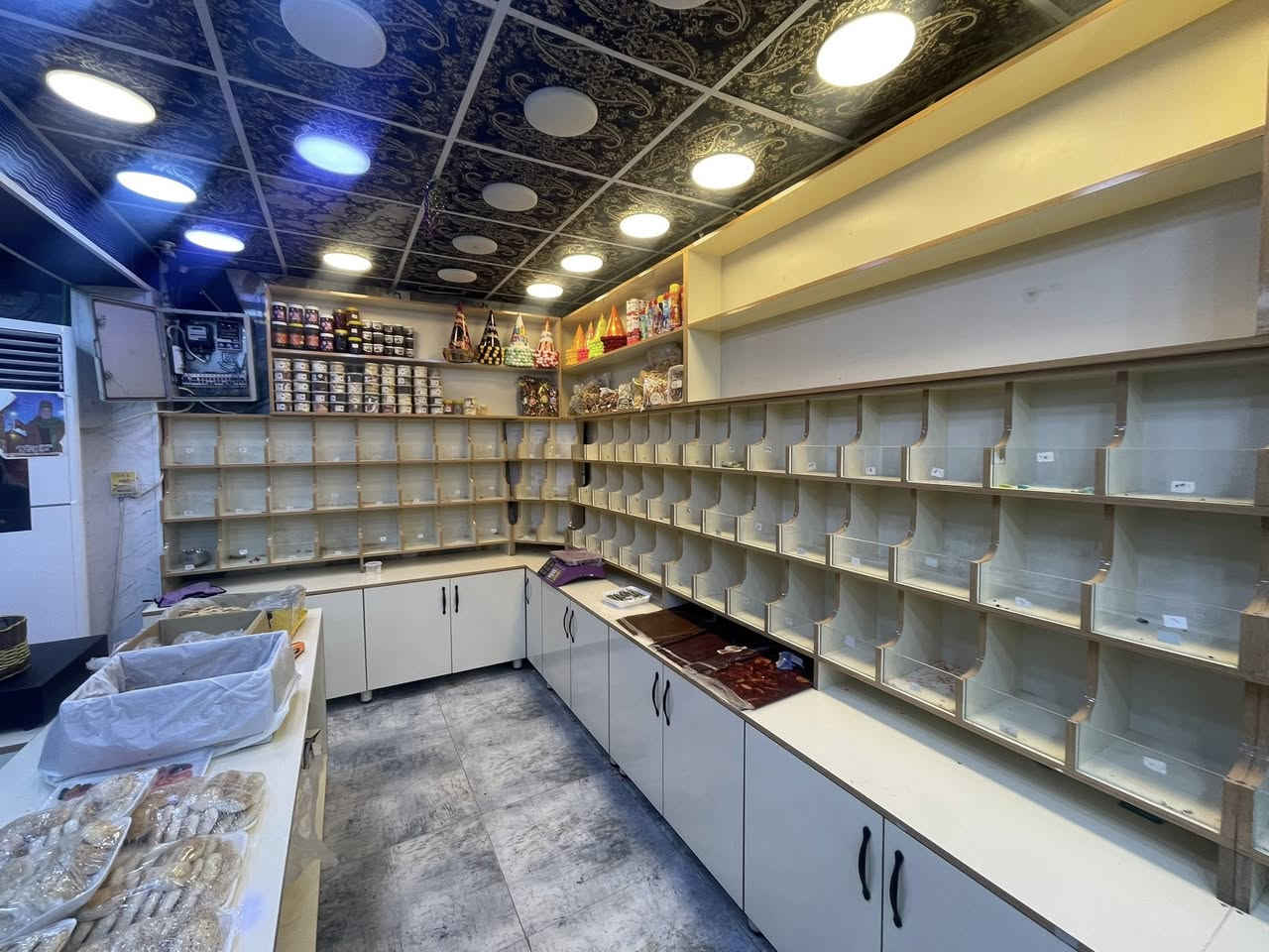 رفوف درجه اولى للبيع عدد الخانات 100خانه ستعمال قليل السعر ***********
