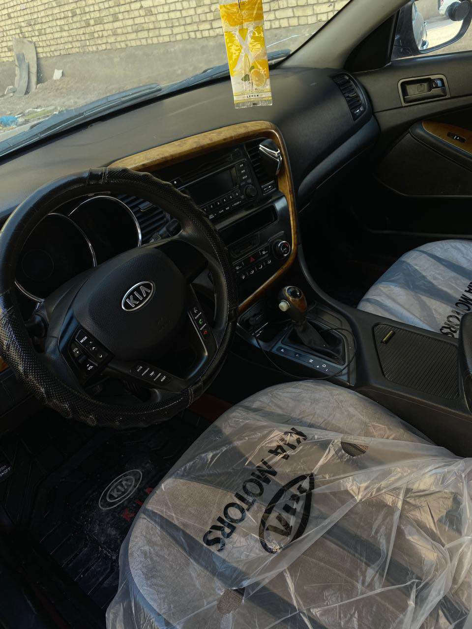 السلام عليكم 
اوبتيما 2013 للبيع فقط
سياره وارد كوري ماينكفل من صبغ 
بيها فقط بارد بين باب سايق وباب خلفي وصفحه ثانيه بين باب عبري وخلف باب عبري فقط 
مواصفات
كشنات جلد 
حساسات خلفيه
تحكمات شاشه 
وباقي مواصفات معروفه
السعر 105 بيها مجال 
العنوان البصره القبله 
*********** البصرة, العراق
