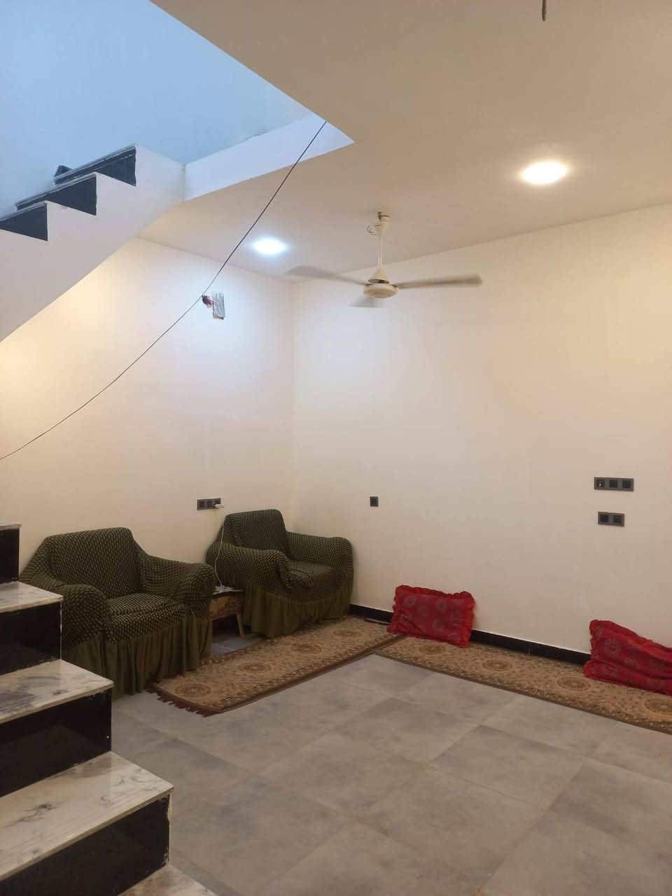 السلام عليكم .....
مشتمل طابق واحد بناء ٢٠٢٥
المساحه ١٢٥ م 
يحتوي على غرفه و هول و مطبخ و استقبال و مجمع صحيات 
قريب جدا عن شارع ٨٠ 
بناء درجه اولى 
السعر / ١٢٠ او بي مجال للشراي 
العنوان / حي العسكري 
للاستفسار مكتب الأمين للعقار 
***********
