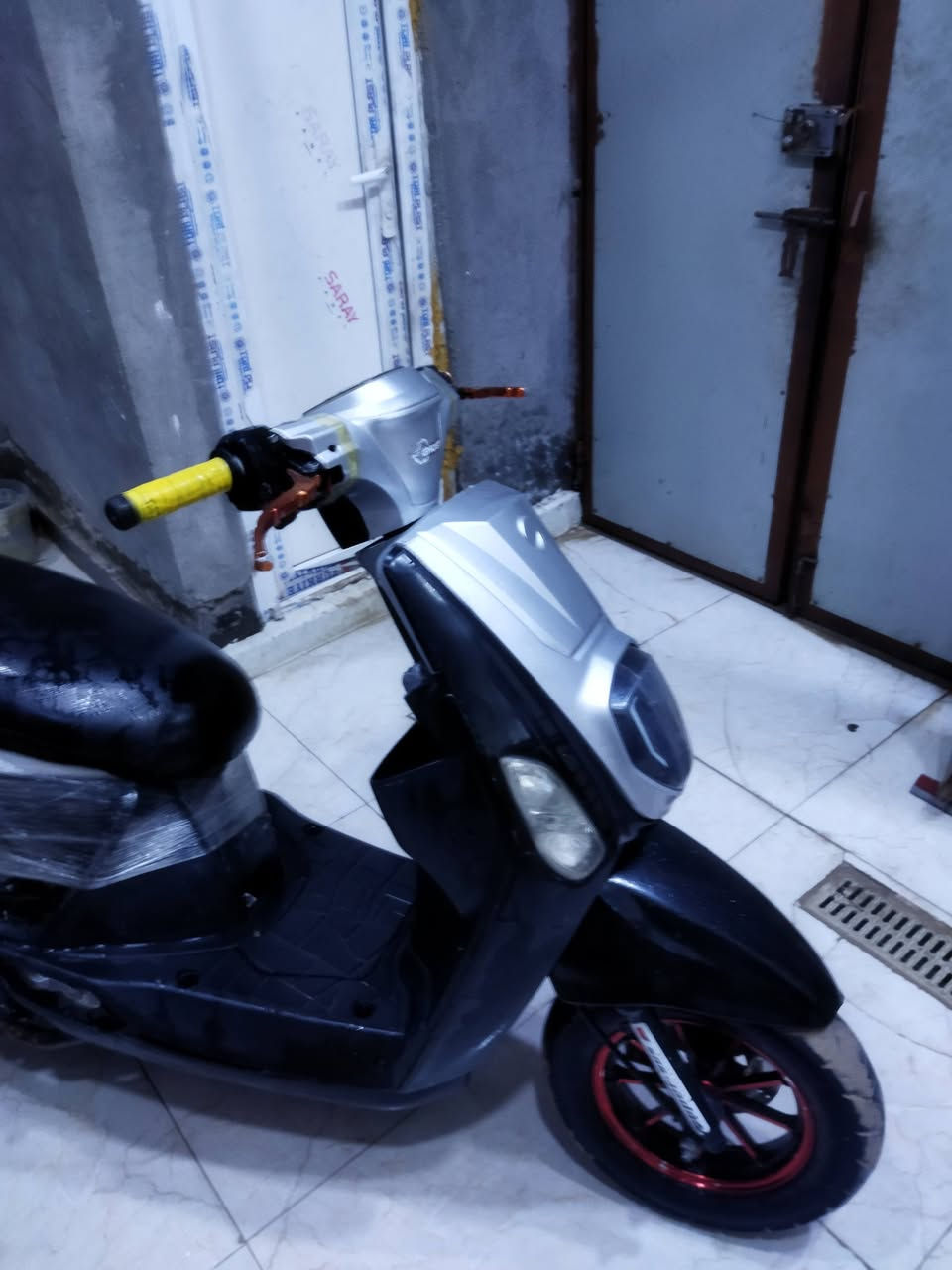 سلام عليكم بوليس شبه صيني محركك ياباني 
كامله كهربائيات اشاير هورن نقصه بس سلف وكفرات خلفيه مكاني كربلاء حي عامل يم مول باقر تواصل رقمي ***********
سعره 250 وبي مجال
