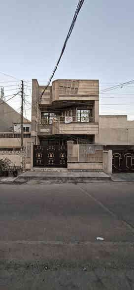 السلام عليكم دار للبيع في منطقة البياع( شارع ١٢ بالثالثة) مقابيل الحديقة الي مقابيل  معارض السيارات قريب جدا على الشارع العام المساحة ( ١٢٥ متر ) الواجهه ( ٦ وربع ) نزال (٢٠متر ) سند مستقل ملك صرف للاستفسار ***********  واتساب 
١- ملاحظة :-
-------------------
موجوده صور البيت ومقطع فديو الي يريد يدخل خاص او الرقم بيه واتساب ارسلهن اله
٢- تفاصيل الدار :-
---------------------
* الطابق الارضي : يتكون من طرمة ومطبخ واستقبال وهول وغرفة نوم  ومناور عدد ( ٢ )  وصحيات عدد ( ٢ )
*الطابق الاول:  يتكون من غرف نوم عدد(٢) وصحيات عدد واحد وكليدور وبلكونه
* الطابق الثاني  :  بيتونه كبيرة وسطح امامي وسطح خلفي
