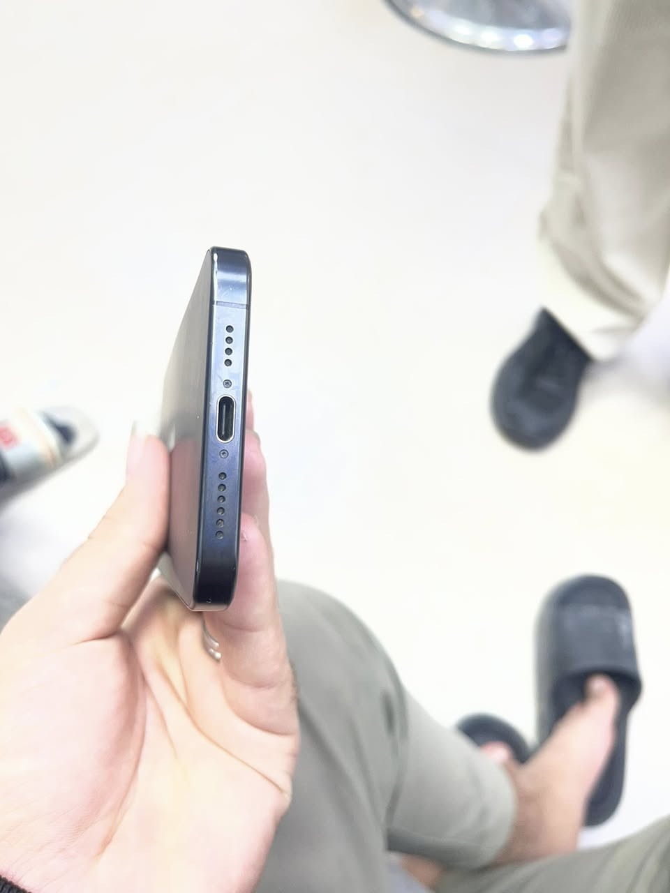 السلام عليكم
آيفون 15برو ماكس تيتانيوم اسود🖤

عربي شرق اوسط جهازAA/A

بطاريته 90🔋

ذاكرته256

فقط مبدل شاشه شاشه مالته تجي تشوفه إذا مو حاله حال الاصليه تاخذه بلاش فيس إيدي شغل كلشي شغال بيه بس مبدل شاشه حاله حال الاصليه مال جهاز ثاني 

رقمي***********

عنواني قرب جزيره بغداد سياحيه

سعره 850بيه مجال
