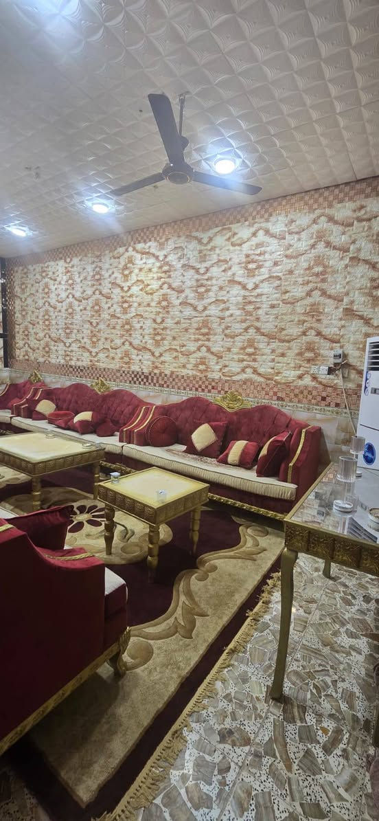 بيت في الحقل الاول من جه البحيره بيت ثالث بيت من الركن المساحه 250 يتكون من غرفتين كبار وهول وصاله وديوانيه ومجمع صحي خارجي وحديقه كبيره وحمام داخلي.. الجيران كلهم راقين والحمد لله.. السعر الاتصال ع رقم ***********
