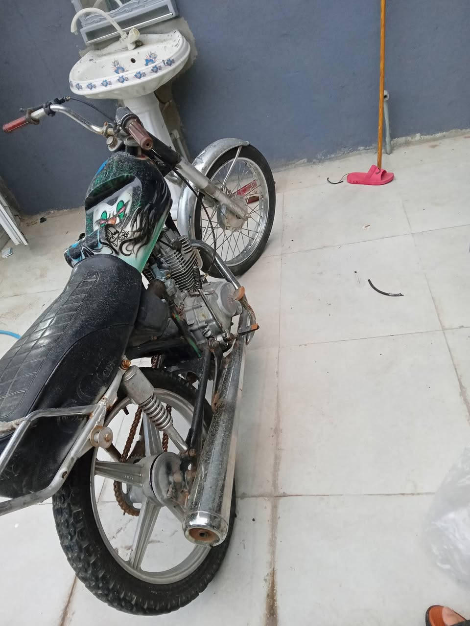 للبيع دراجه ايراني رياضيه نوع جني 5كير دراجه شغاله كامل مابيها اي عيب بشرط كلجات معدل حلوه فقط صوت فيلس مايثر ضفيرتها موجوده جووه تانكي اني ابيع رياضي علا وضعها او مراوس اب موبايل او دراجه سعرها 255 مجال بصيط شراي تفضل خاص او نتصل ***********
