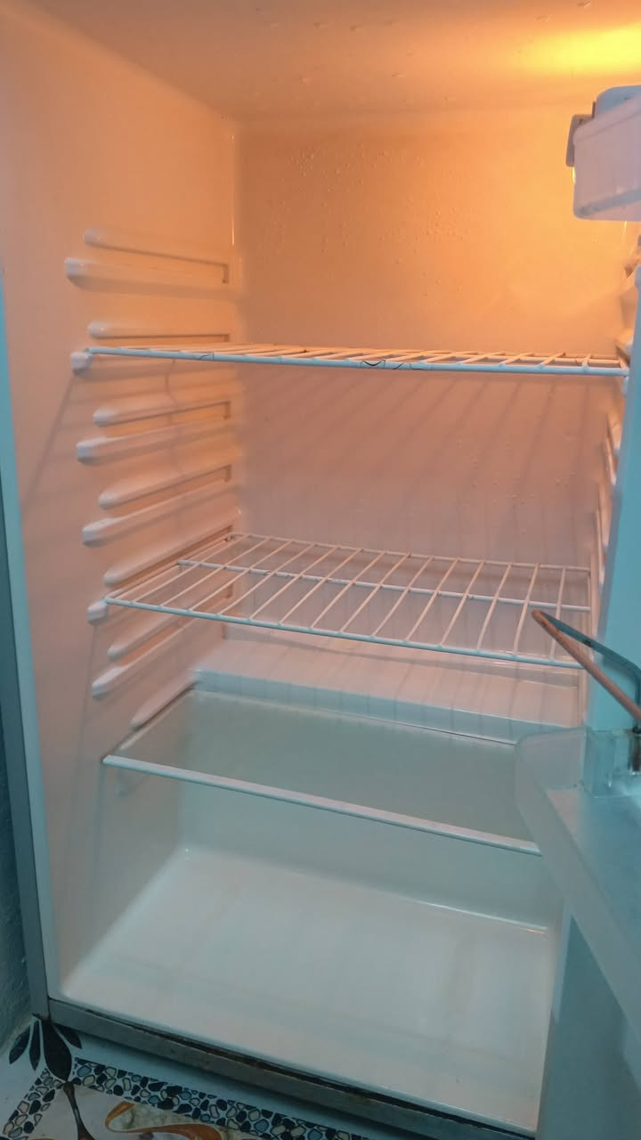 ثلاجه للبيع شرط الشغل السعر 110 وبي مجال المكان حي العروبة اتصال على رقم ***********
