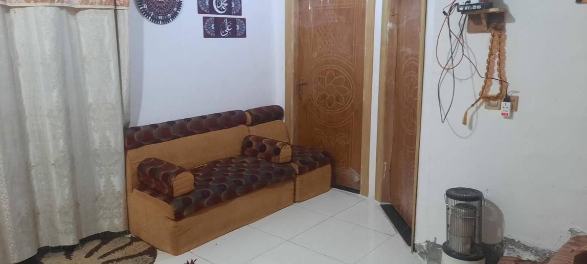 بيت للبيع مساحه 200 متر السقف كونكريت صب مسلح  بناء ابلوك  درجه اولا السعر 115 وليه مج
عنوان البصرة شط العرب التنومه البراجعه
قرب حسينيه فاطمه الزهراء  
طابو صرف زراعي
 صاحب الأرض عراقي  
متكون 
2 غرف نوم 5*4 
غرفه منهن بيه حمام
والديوانيه5*8 بيه قطع للغرفه الثالثه
  وصاله 
ومطبخ بارد5*4 +مطبخ حار 1.5/*3
مناور 2
كراج كبير
صحيات داخليه ...صحيات خارجيه 

 شاخه خلف البيت 
 
 
 اي استفسار ***********
السعر 115 وبيه مجال
