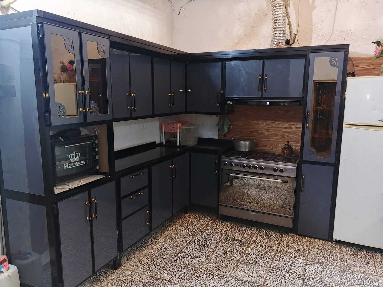 مطبخ تفصال مبطن كله مرمر قياسه 5 امتار  عدد8 قطع مع المرشحه ناطقه جديد صار اقل من اربع اشهر مفصله السعر مليون ونص عنوان الزبير 
***********
*********** وتساب
