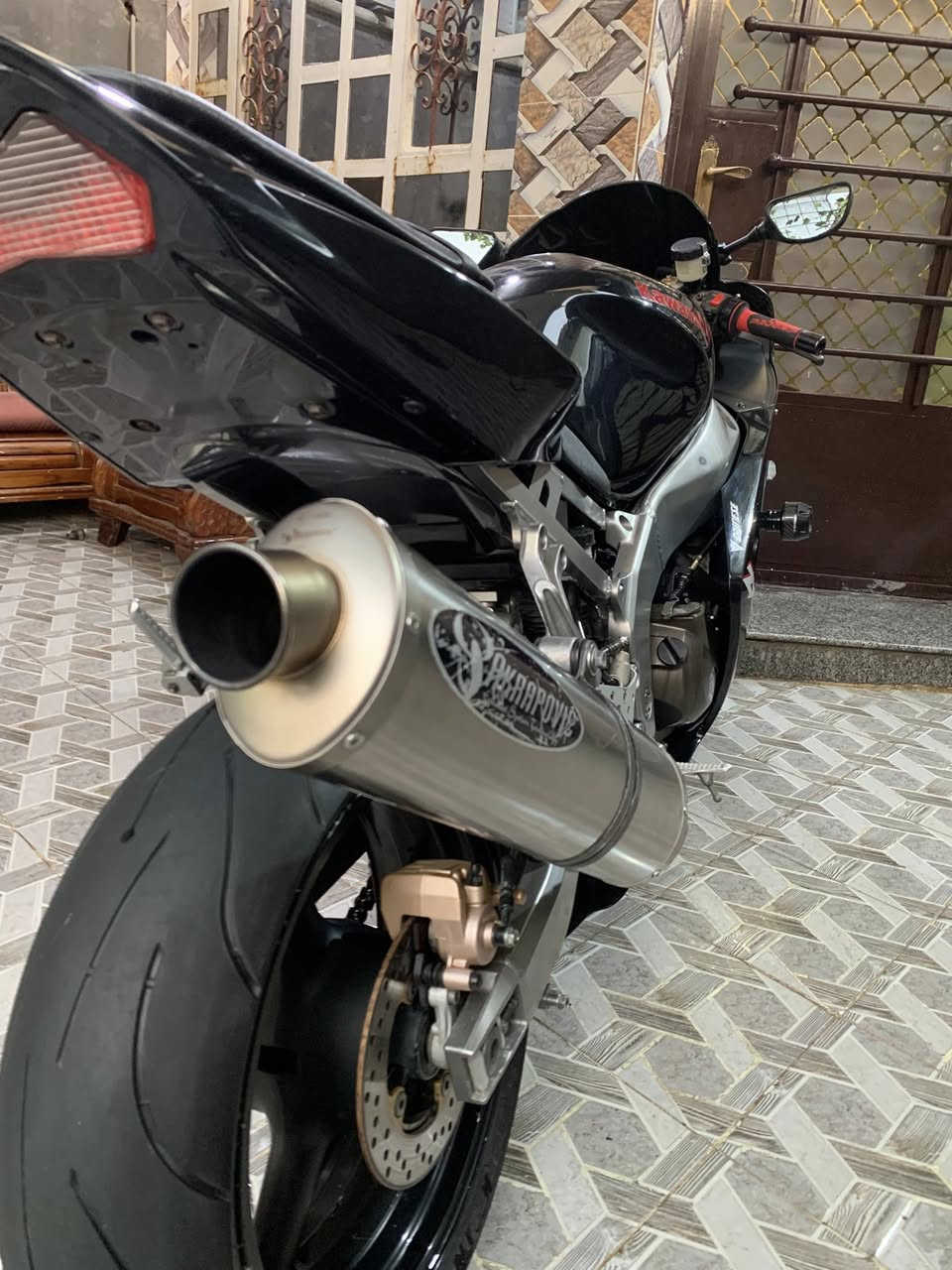 السلام عليكم كاوسكي 636 2004  ماشية 43 الف دراجة مكينة كير ضفيرة كفاالة بيها بكرة ماركة حجم بلادي وصالنصة اكرابوفيك من برة جايات بيها نازلة من كلشي وكلاشي الفديو مالتها موجود 
بيها ملاحضات بسيطة مبولشة وكاملة مكملة مابيها اي نقص وسعرها معقول مكاني بغداد *********** واتس
