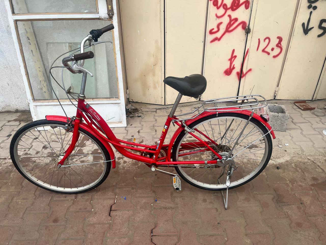 سلام عليكم متاح بايسكل موزة بناتي لون مميز كير شغال حساس شغال ما ناقصة اي شي نضافة فول شوفت عينك سعر 99وبي مجال تكريت القادسية شارع جليل القصاب للاتصال ***********
