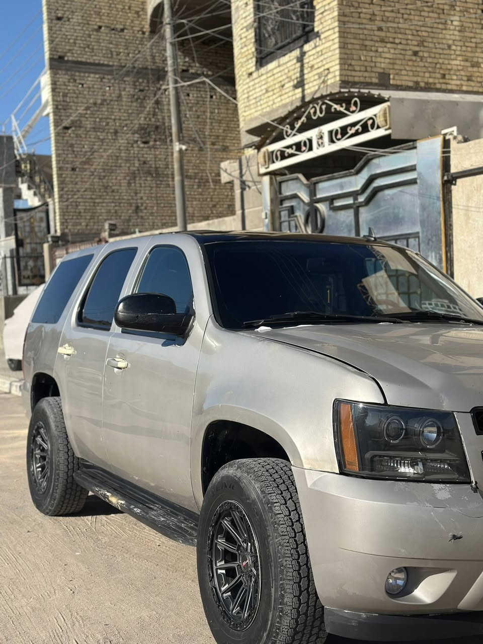 تاهو 2014 LT 
كصه قماره فقططط  شرط الفحص 
السياره مرفعه ترفيع كامل من دبلات وثنرات وتايرات وويلات من شركه GM 
اصلي ضمان 3 سنوات 
مكينه جديده 
كير وأكسل جديد توه شادهن
لايتات لد حلقه أصليات دخانيه 
تبريد تدفئه 
سستم صوت بوس اصلي 
منضومه بانزين جديده بلكامل 
جاهزه للأخير فقط. بيها طخه بلبنيد 
ولا كلوب مشتغل بلعينه ابدد
سعرها ٧٥ وبيها مجال قليل
***********
