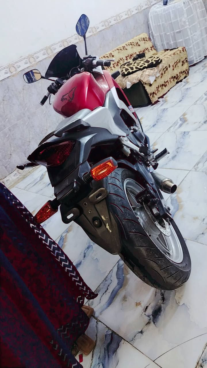 هوندا سي بي آر 250 آر (Honda CBR250R). 
المحرك والأداء

 سعة المحرك: 249.6 سي سي (سي سي) - سلندر واحد (أحادية الأسطوانة)، 4 صمامات.

 نوع التبريد: تبريد سائل (راديتر).

 القوة الحصانية: حوالي 26 حصان عند 8,500 دورة في الدقيقة.

 عزم الدوران: 23.8 نيوتن متر عند 7,000 دورة في الدقيقة.

 نظام الوقود: حقن إلكتروني (PGM-FI)

(الكير): 6 سرعات.

السرعه 120 

سعرها 15$$$ 

***********

وبيها مجال

 مراوس حسب القناعه

— في ‏‏بغداد‏‏.
