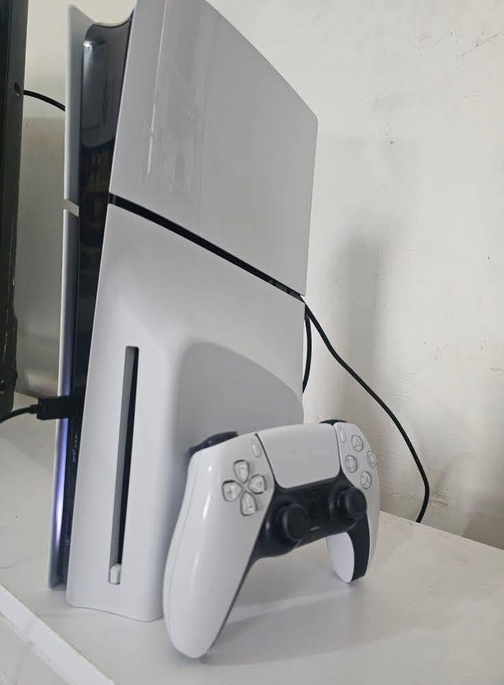 بلي ستيشن 5 سلم امريكي (UK) 1 تيرا.
السلام عليكم

🎗️بلي ستيشن 5 سلم PlayStation 5 Slim 1TB🎗️

التفاصيل و الملحقات:مستخدم قليل جدا

🎗️الجهاز: نظافة حوالي 99% واكثر.
جوستك اصلي ابيض: نظافة  100%.
كيبلات الجهاز: كيبل التشغيل + كيبل ال HDMI الاصليات.
كارتونة الجهاز:متوفره
النظام: 13.30 اخر تحديث اونلاين
✅كامل الملحقات

💎السعر: 700 الف .

توصيل: متوفر.
مكاني: واسط العزيزية 
تواصل: خاص او ***********

✨الجهاز غير مفتوح لوك ستيكر ✨
