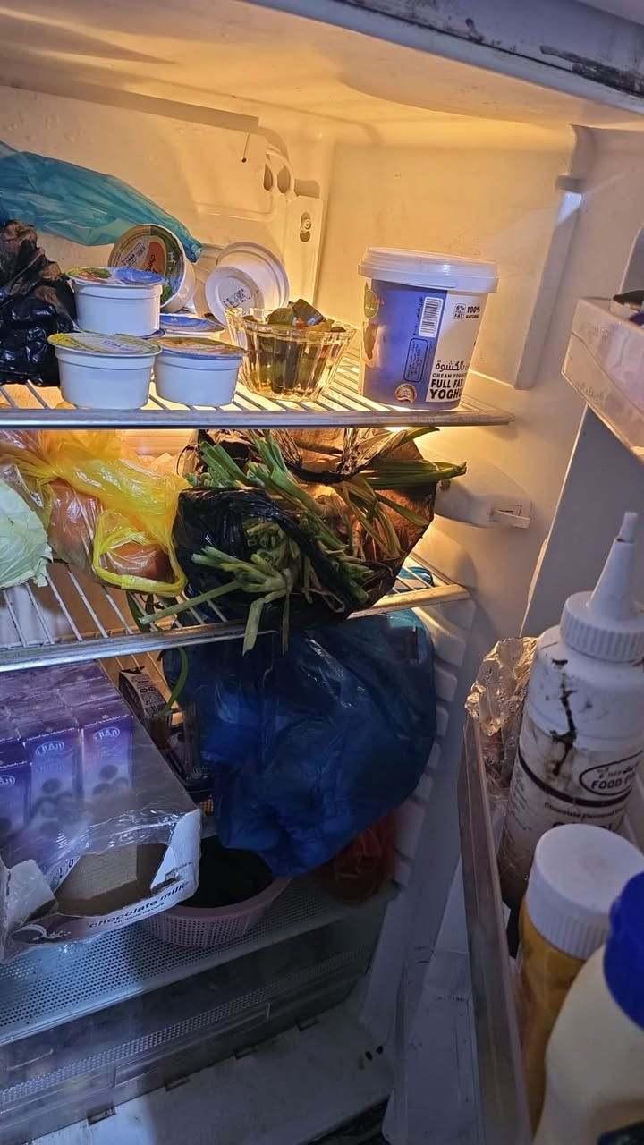 للبيع ثلاجه حجم كبير جديده كلش سعره٢٠٠ قفل شرط شغل ونظافه  ***********
