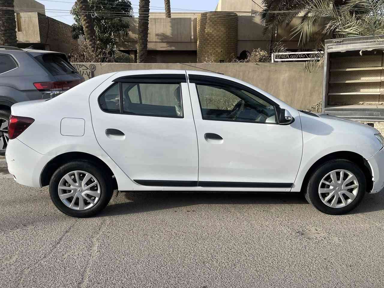 السلام عليكم
رينو سمبل موديل2020
ماشية 54,900 كيلو
السيارة مكفولة عدا ضربتين موضحة بالصور
سيارة عليها سيرفس كامل بلكات مجاول فيت بم فلتر باتري كله جديد اصلي 
السعر 90 ورقه وبيها مجال 
الاضافات شاشه وكامرا ودوشمه وارضيات
للتواصل/***********
