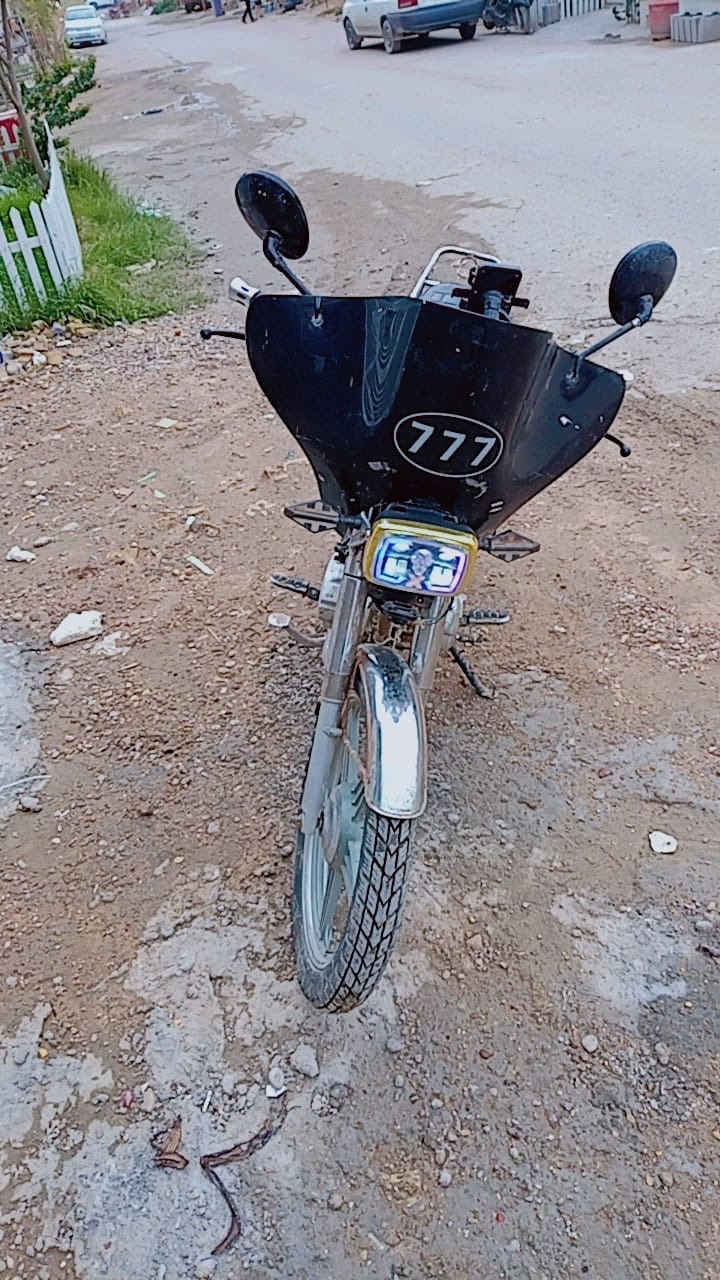 دراجة إيرانية 5 گير تشتغل سلف و اوراق اصولية كاملة مدفوعة كمرك كهربائيات كاملة سليمة ب400 ناقصها شوية ترتيب الف وبيه مجال للشراي مكاني بغداد حي الجهاد رقم تواصل ***********
