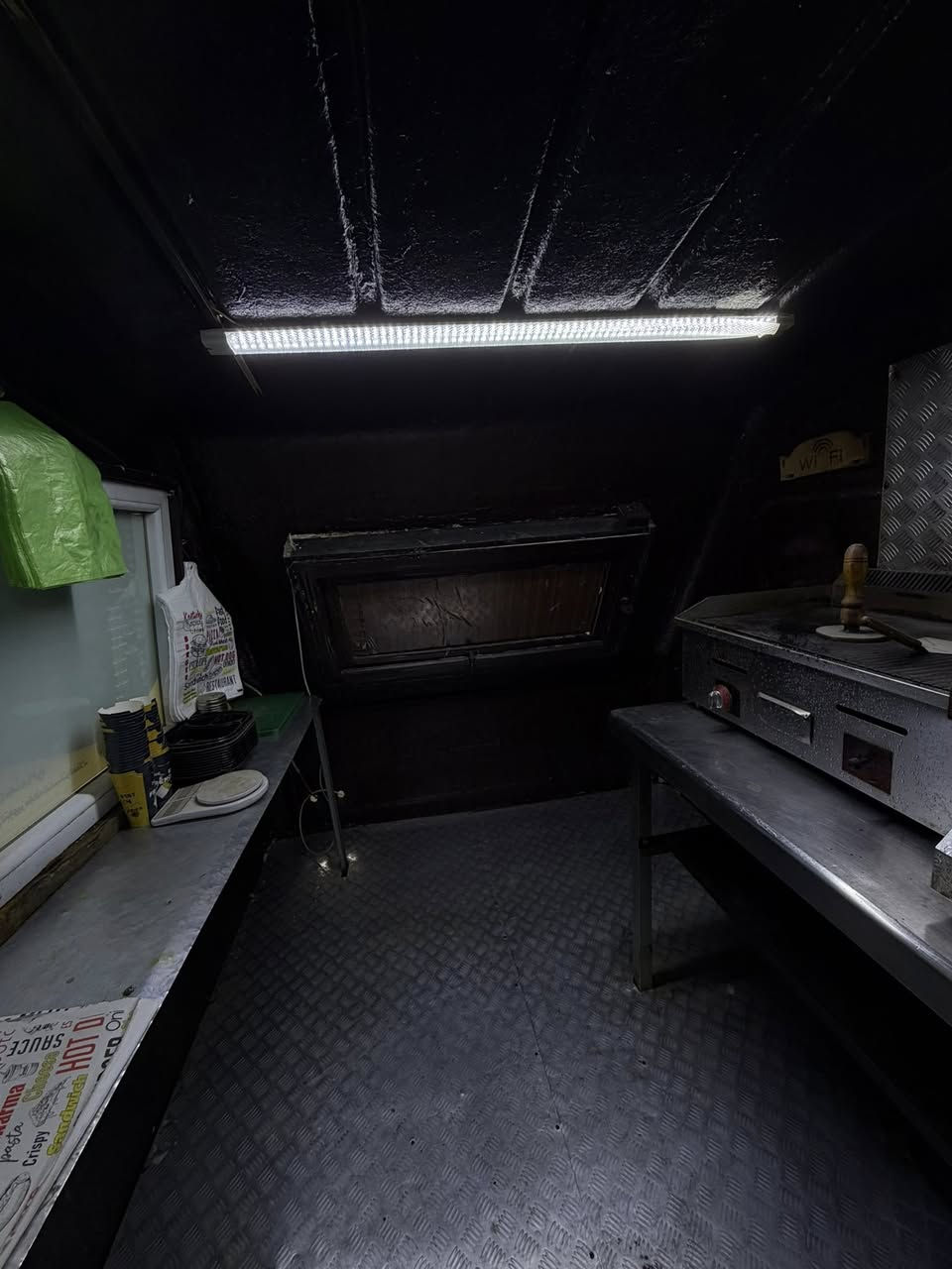 السلام عليكم
مطعم للبيع مع كافه الملحقات 
المطعم متنقل ويا غراض خير من الله 
قلايه گريل ثلاجه مبرده وغراض نواعم بعد هواي 
السعر مليونين وبي مجال  
العنوان بغداد حي العامل 
***********
