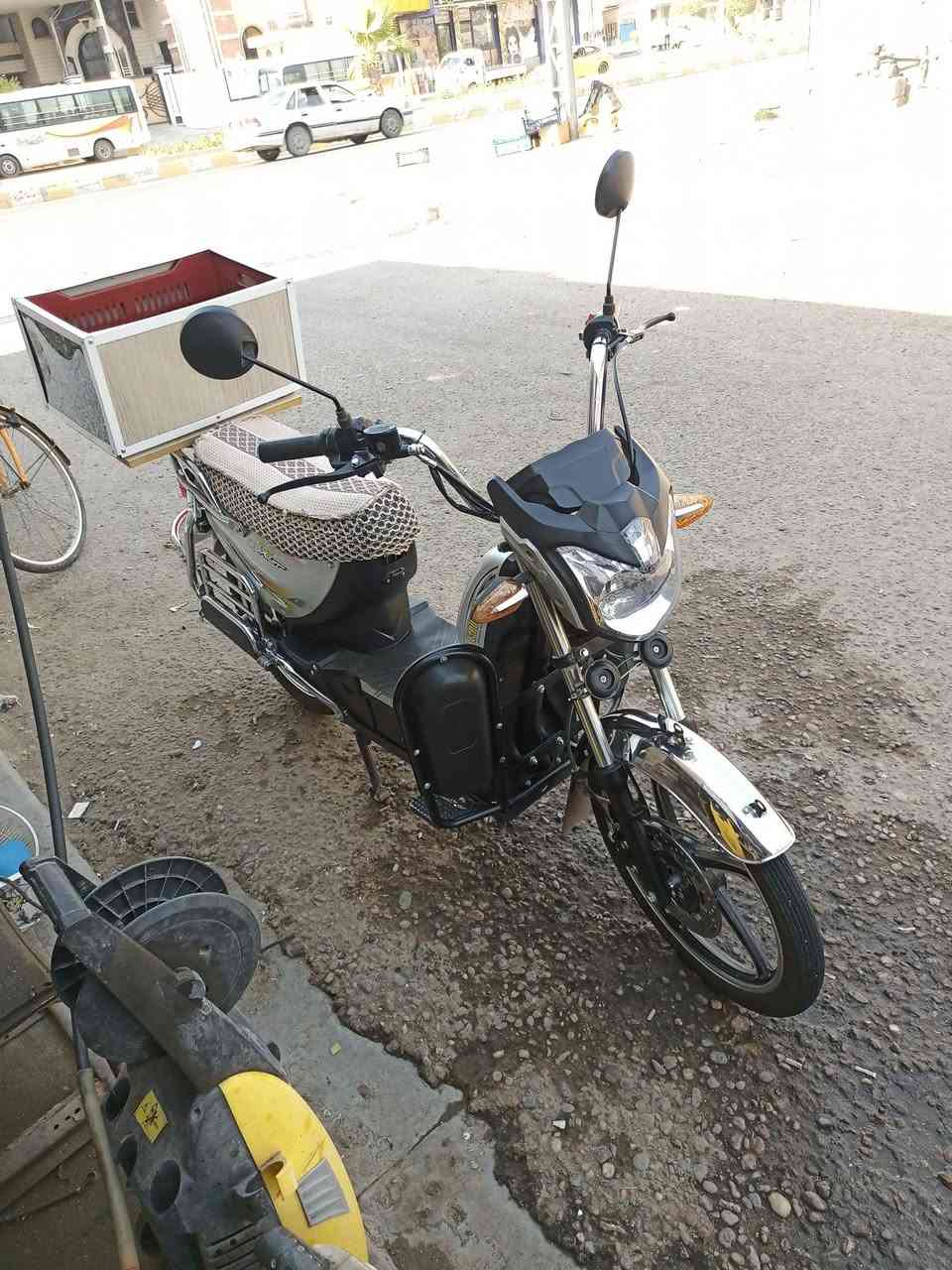 دراجه شحن للبيع
موديل ٢٠٢٣ نوع هارلي نضيفه جدا
المواصفات 
بطاريات جدد حجم ٤٠ امبير خمس بطاريات 
بيها بك اشاير مرايات ريمونت مانع سرقه دبل هورن صندوق مغلف
وياها جادر وشاحنه وريمونت ثاني 
السعر ٥٠٠ الف دينار وبيها مجال بسيط
الدراجه على بلاده وين متريد افحص فقط البطاريات مبدلات جديد وعندي وصل بالبطاريات
هاتف/*********** ابو سدن
