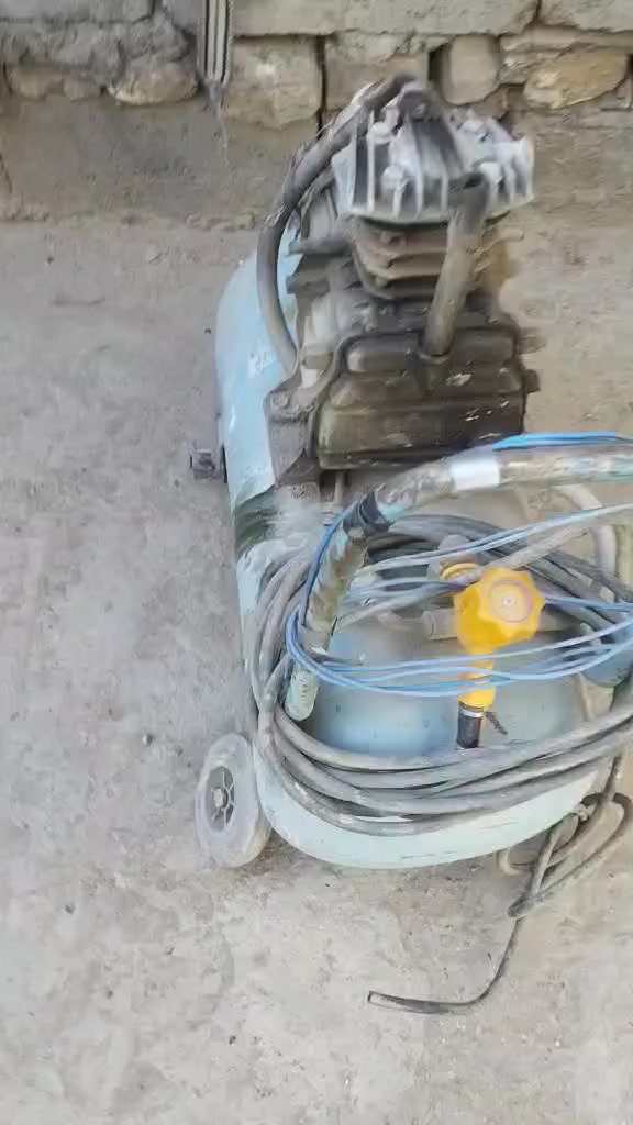 يا الله السلام عليكم عاكسه 2000 وات 9امبير تشتغل ع باتري 12 فولت والحلو بيهه هيه عاكسه وتشحن بطاريه بنفس الوقت يعني سعره كامله ب 150 الف جديده وكارتونتهه وياهه وذا ويا الباتري ب 200 الف وعندي كمبريسر ايطالي شغال 50 لتر ويا صونده كتان 15 متر ب 60 الف مكاني ابو غريب الشهداء ***********
