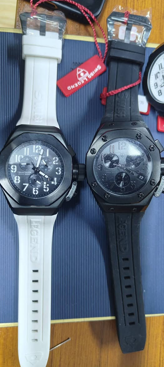 تحفة الغواصين النادرة.. Swiss Legend Trimix Diver بقلب سويسري وقفل بحري ⚓️
​الوصف:
لعشاق الساعات الضخمة والقطع "النوادر" التي تفرض حضورها.. متوفرة الآن ساعة Swiss Legend الأصلية بموديلها الأيقوني Trimix Diver. تصميم رياضي فريد يجمع بين متانة الهيكل ودقة المحرك، قطعة "لقطة" وجديدة تماماً.
​أبرز المواصفات الفنية والمنشأ:
​نظام القفل البحري (Screw-Down Crown): مزودة ببرغي قفل (كوكة قفل) لضمان عزل تام للمحرك ومنع دخول الماء أو الرطوبة، وهي ميزة الساعات الغطس الاحترافية.
​القلب النابض (المحرك): تعمل بـ ماكنة سويسرية أصلية من إنتاج شركة ISA Swiss العريقة، المعروفة بدقتها الفائقة وعمرها الطويل.
​نظام الكرونوغراف (الستوب ووتش): مجهزة بـ 3 أقراص داخلية احترافية (عداد الدقائق، الثواني، وعداد 1/10 من الثانية) لأقصى درجات الدقة في التوقيت.
​التاريخ والتقويم: نافذة مدمجة لعرض اليوم والشهر بوضوح تام.
​الهيكل والبودي (The Case):
​التصميم: هيكل "مثمن الأضلاع" (Octagonal) فخم جداً على اليد.
​المادة: مصنوع من الفولاذ المقاوم للصدأ (Stainless Steel 316L) عالي الجودة والمقاوم للتآكل.
​الحجم والوزن:
​القطر: 46 ملم مع سُمك 14 ملم، مما يعطي الساعة "هيبة" استثنائية.
​الوزن الصافي: تزن الساعة 150 غرام، وزن حقيقي يعكس فخامة المعدن وثباته على المعصم.
​الزجاج والمقاومة:
​الزجاج: كريستال معدني مقوى (Mineral Crystal) مقاوم للصدمات والخدوش.
​مقاومة الماء: مصنفة كـ Diver 200m (مقاومة لضغط الماء حتى عمق 200 متر).
​الحالة: جديدة تماماً (New Without Box).
​القيمة والندرة:
​تاريخ الإصدار: انطلقت هذه السلسلة في عام 2010، وتوقف إنتاجها رسمياً بعد عام 2017، مما يجعل امتلاك قطعة "جديدة" منها اليوم فرصة استثمارية حقيقية للهواة، فهي قطعة لم تعد تُنتج ولن تجدها عند غيرك.


**إذا كنت صاحب هذا الإعلان وتريد حذفه لأي سبب، رجاءا أرسل رسالة إلى الدعم الفني**