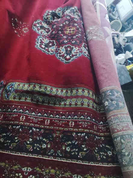 فە رشی ئێرانی سوره کانمان  لایه شتی  زۆر   جوانوو   تازه 8دانە  یه   دوو دوو له یە کن    قیاسیان  3به4  ئه توانی  بۆ ژورێکی 4به6 به کاری بێنی  وو   3به5ی   تیایه   له که لار  کۆنە  ***********
