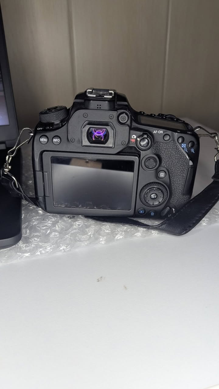 CANON 90D LENS 18-135
کامل ئەشیا و کارتۆنی خۆی لەگەڵ دایە  زۆر خاوێن و بێکێشەیە
 بۆنرخ نامە بنێرە.. گۆرینەوەش ئەکەم!


**إذا كنت صاحب هذا الإعلان وتريد حذفه لأي سبب، رجاءا أرسل رسالة إلى الدعم الفني**