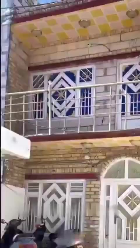 دار للبيع في حي العصري
المساحة 100م  "الواجهة 5 والنزال 20"

واقع حال "140م"

نوع البناء : طابقين
 
يحتوي "الطابق الاول" على استقبال وصالة ومطبخ وغرفة نوم وصحيات داخلية وخارجية مع گراج 

"الطابق الثاني" غرف نوم عدد 2 ومطبخ وصحيات مع سطح امامي وخلفي 

للأستفسار الاتصال على الارقام :

***********

***********
