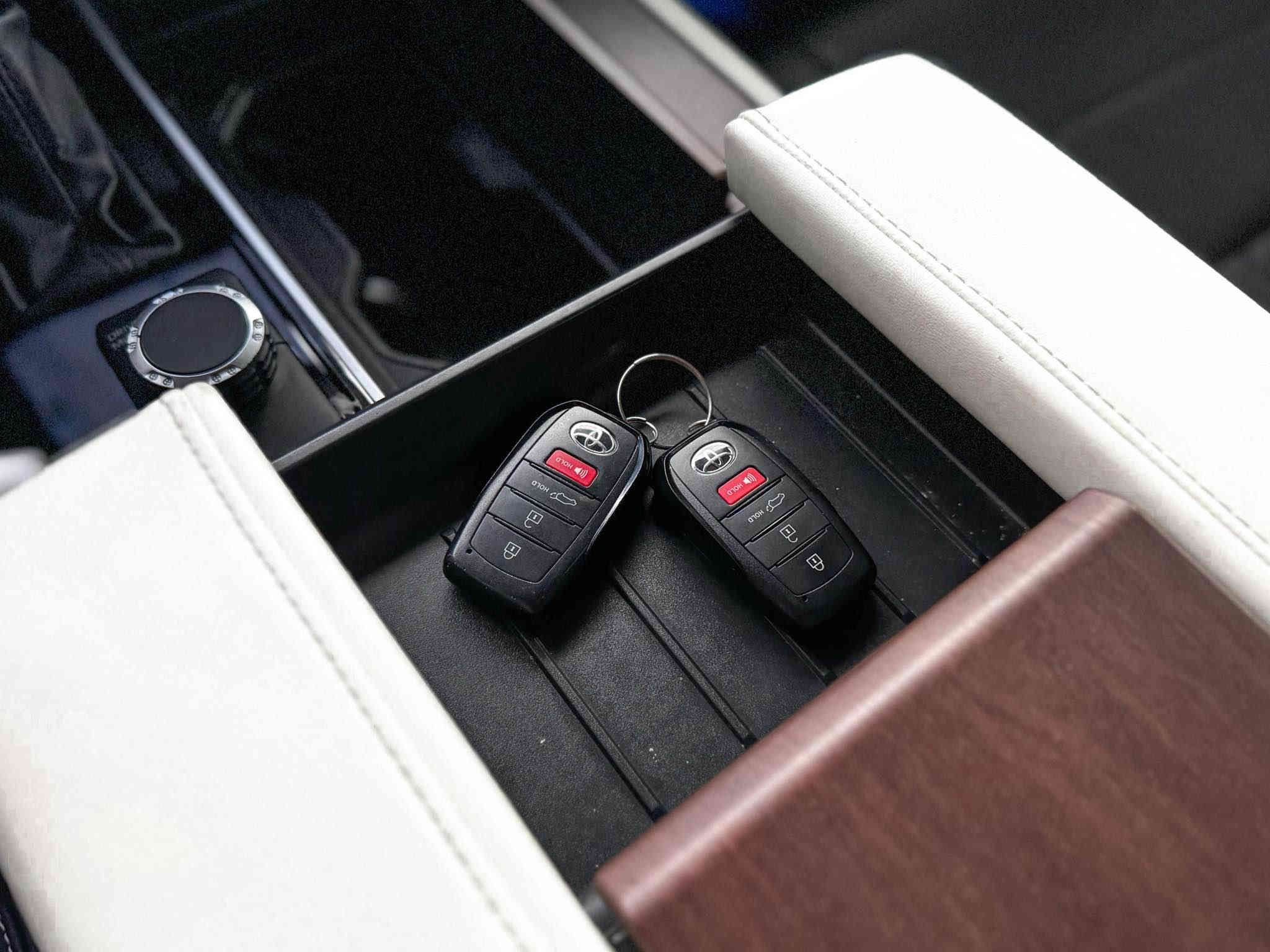 للبيع تويوتا سيكويا كابستون 2023 فول مواصفات 

حادثهة تقرير غرق فقط السيارة بداخل المزاد شغالة و تمشي و بدون اي مسج 
 
محرك السيار V6 3.5 تون توربو  هايبرد 

المواصفات
بانوراما 
3 شاشات 
4 مقاعد تدفئة و تبريد
رادار (امامي+خلفي+جانبي)
تثبيت مسار قيادة ذاتية 
5كامرات محيطية و المراية الوسطية كامرة
عدادات دجتل
سستم صوت jbl
دوس كهرباء
صندوق كهرباء
الابواب كلهم دخول ذكي بصمة 
بردات بل بوب الجام الخلفي. بلاديات 
السيارة بيهة بصمتين يعني مفتاحين 

السيارة مكفولة كفالة عامة من كلشي شخط او صبغ او عطل او اي تصليح حالهة حال الكلين و شرط الفحص

السيارة ماشية 28 الف ميل
السعر 62 الف دولار 

للاستفسار ***********
مكان السيارة بغداد بغداد
