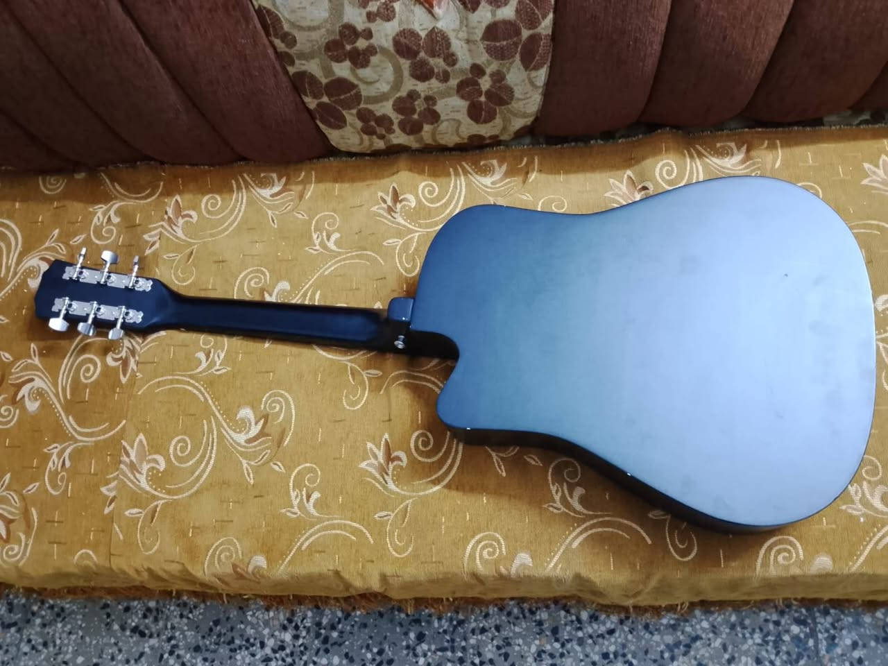 كيتار للبيع نضيف سعر 70 وبيه مجال للطيبين مكان كركوك رقم ***********
