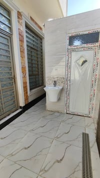 دار للبيع المساحه 100 متر بناء درجه اولى وحديث حي الغدير قرب مدرسه الف...