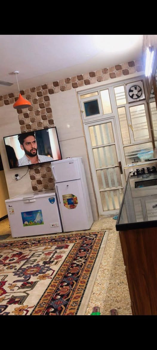 السلام عليكم بيت ١٠٠ متر طابق واحد استقبال ومطبخ حولي وخدمات غرفة نوم وحدة بحي الجزيرة قريب ثالث فرع
عن الشارع ملك صرف زراعي سند ٢٥ سعره ١١٥ 
***********
