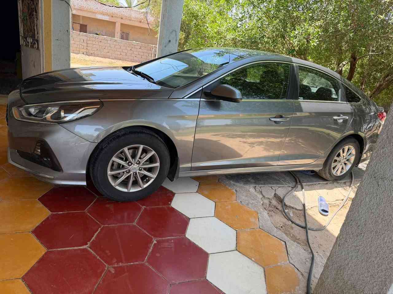 سوناته امريكي موديل ١٨  شكل ٢٠ سياره بيه صبغ خمس قطع بدون اي دواخل كير محرك حداديه تبريد نضيفات سعره ١١٠ ورقه مجال حق الجيه بابل الحمزه الغربي ***********
