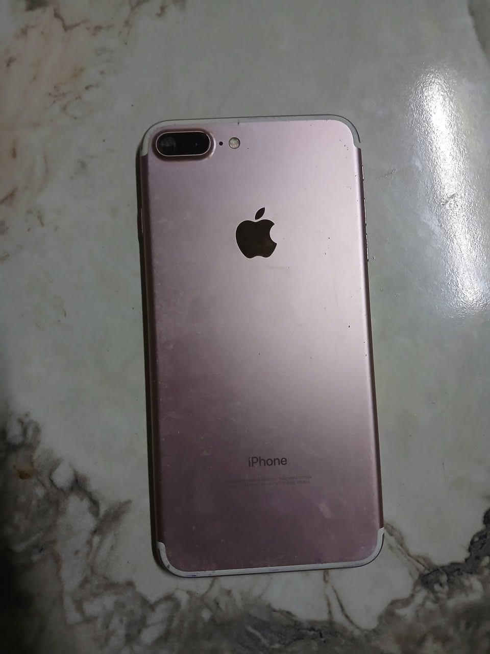 سلام عليكم جهاز ايفون سفن بلاص الجهاز نضيف امانت الله بي بس البصمه متقوفه *********** عنوان محموديه
