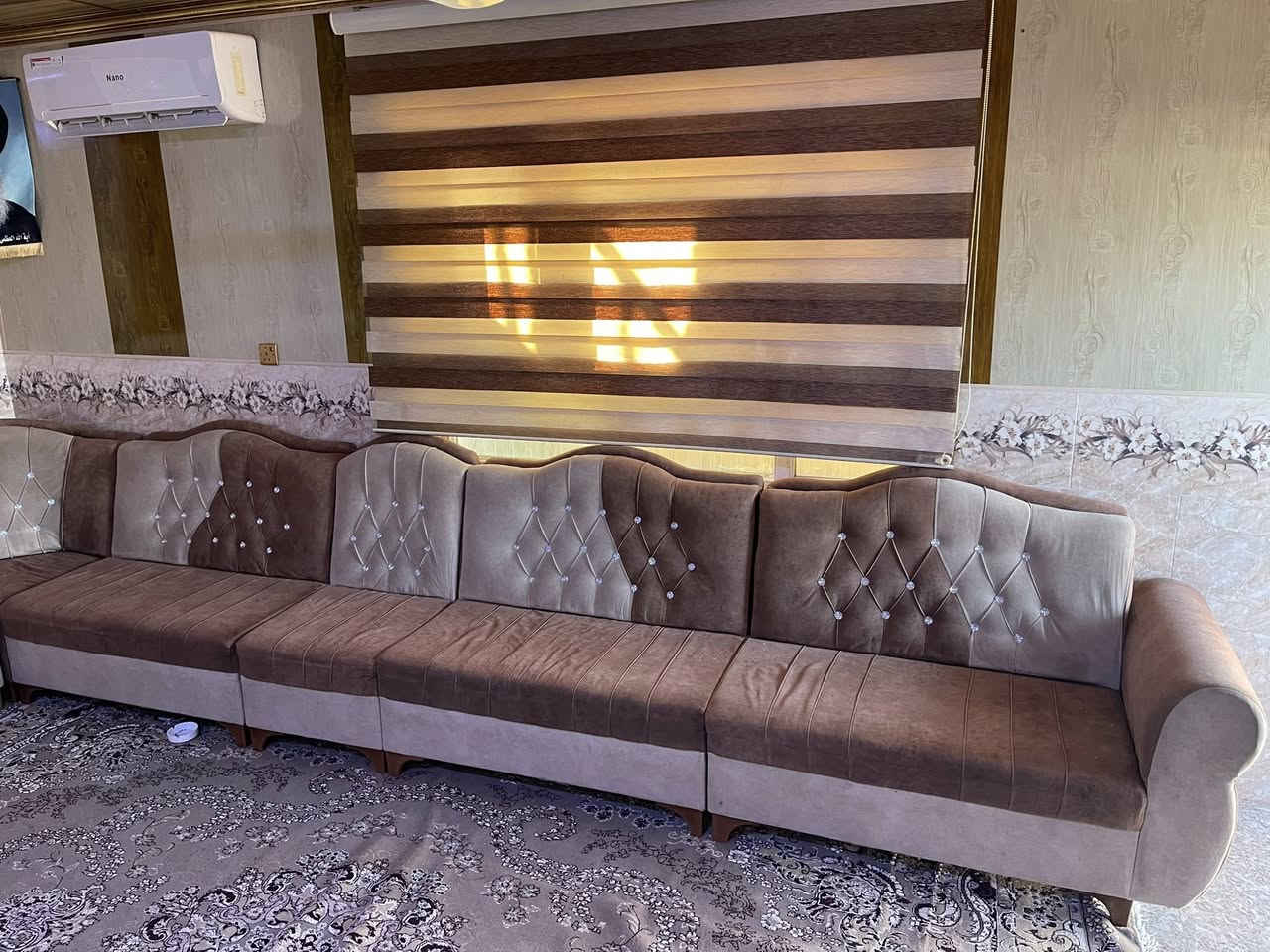 ديوان تركي الخشب عراقي فصال طول 14 متر بيها زاويتين السعر 550 الف وبيها مجال بسيط مكاني الحمدانية للاستفسار اتصال بالرقم ‭0751 536 6426‬
