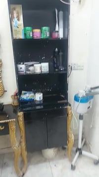 للبيع البياع الري ٠٧٧٠٤٧٨٩٨٨٤ ٣ ميز حلاقه  ٣ كرسي حلاقه  ٢ فاترينه