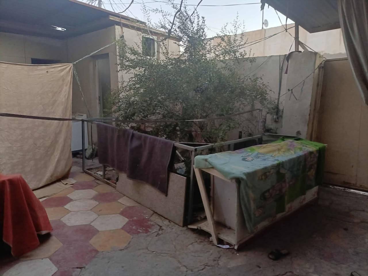سلام عليكم عندي بيت بحي العامل المنطقه الاخيره يم المول مرتب يتكون من غرفتين وصاله ومطبخ واستقبال وبي وطارمه وجبيره بيه حديقه والبيت كله سيراميك مرتب كله نضيف وكهرباء ومجاري جديده التفاصيل أكثر هاذه رقمي *********** ب160 وبي مجال 200 متر طابق واحد
