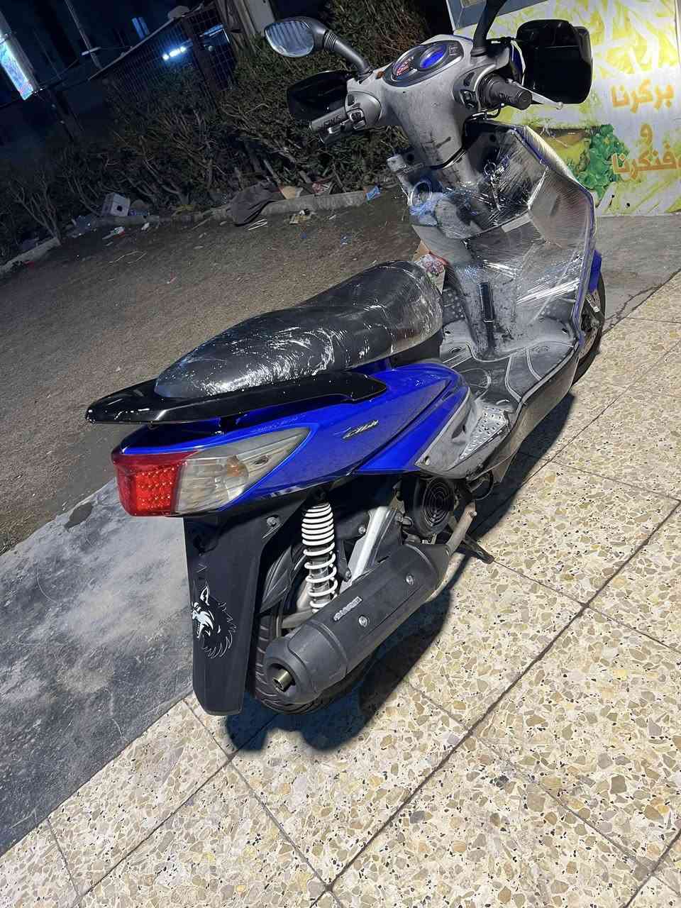 سلام عليكم دراجه سكنس فحل نوزل دراجه نظيفه كلش محرك بلادي ممفتوح كهربائيات كلهه شغاله تايرات جدد دهن جديد اديرله امزويل كفراتهه نظيفه دشبول إلكتروني يتغير الوان باتري جديد دراجه مال رمبه مكاني بغداد السيديه قرب مدينة الألعاب الكرخ الاتصال *********** بي واتساب سعرهه 950 وبيهه مجال
