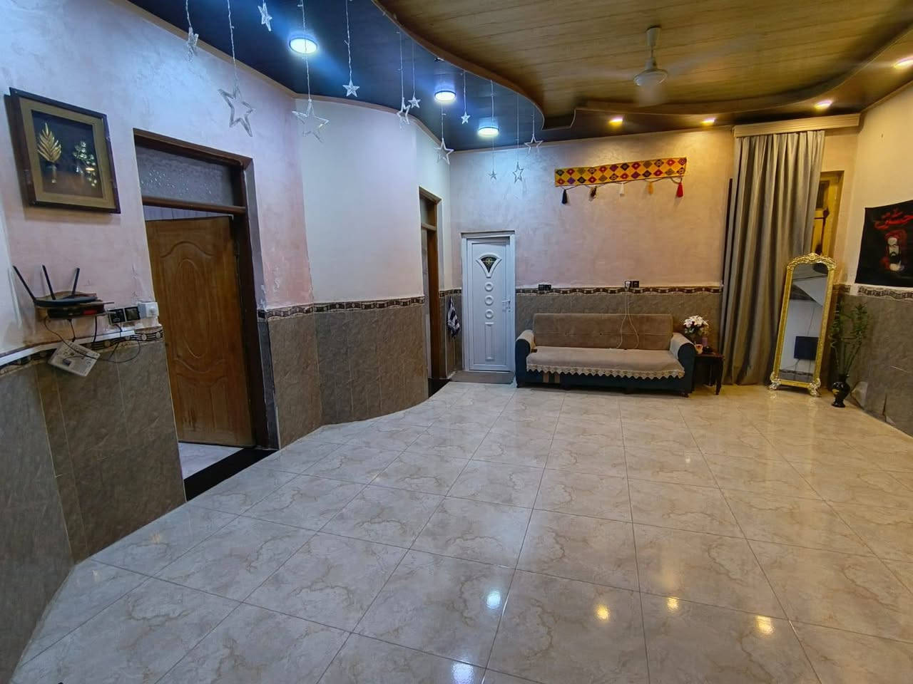 دار سكن للبيع مساحتها ٢٥٠م بناء حجر سقف كونكرت..
 يحتوي على غرفتين نوم وصاله ومطبخ واستقبال وطارمه ..
سعر مناسب جدا 
موقعه خلف مركز شرطة حي الجامعة  ..
مراجعة مكتب جاسم البديري ..
الواقع ع حولي الجامعة مقابل دور الاساتذه ..
***********
***********
