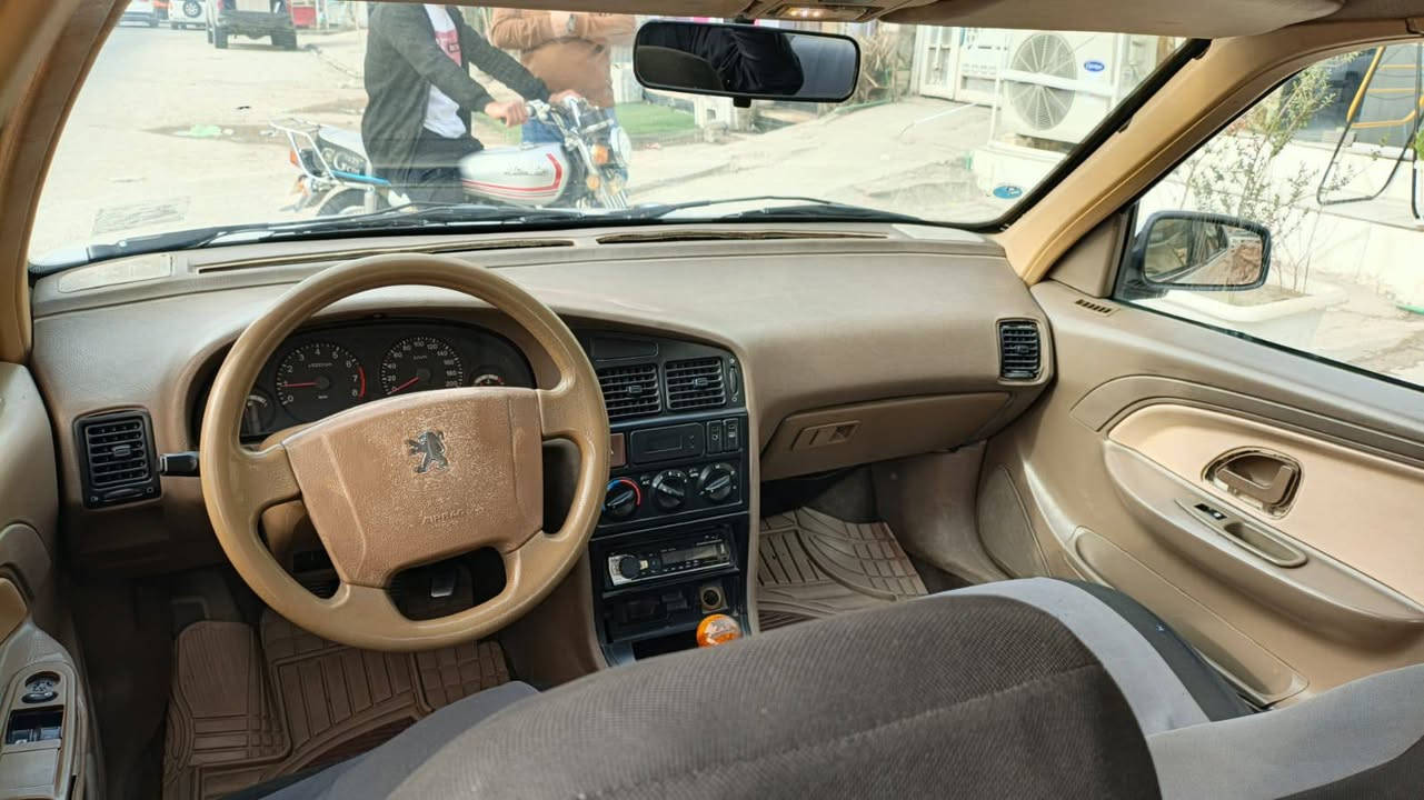 بيجو  405  2013
مكفوله من ضربه 
كير ومحرك مكفولات 
باسمي السياره 
السعر 40 
***********
