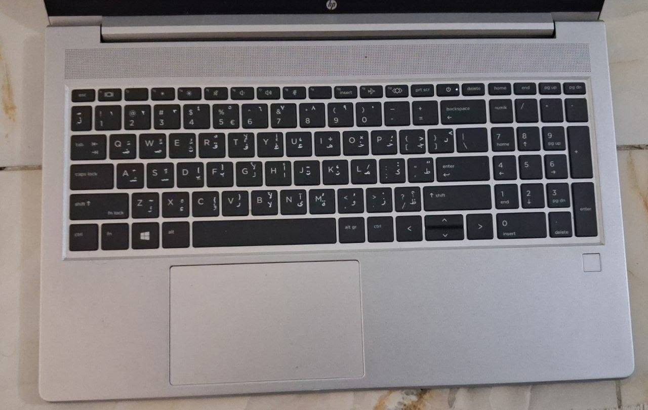 بِسْمِ اللهِ الرَّحْمٰنِ الرَّحِيمِ
🔹 الموديل: HP 450 G8

🔹 المعالج: Intel Core i3-1115G4 الجيل الحادي عشر بسرعة 3.00GHz

🔹 الرام: 8GB

🔹 التخزين: SSD سامسونج 256GB 

🔹 كرت الشاشة: Intel UHD Graphics

🔹 النظام: 64-bit، x64-based Processor

🔹 الشاشة: لا تدعم اللمس أو القلم.
🔹 الملحقات : كيبل شاحنه 
الجهاز بحالة ممتازه وجاهز للاستخدام، مناسب للدراسة والعمل والبرامج المكتبية والتصفح.

📍 السعر: 300 الف دينار عراقي (قابل للتفاوض).

📞 للاستفسار والتواصل: ***********
