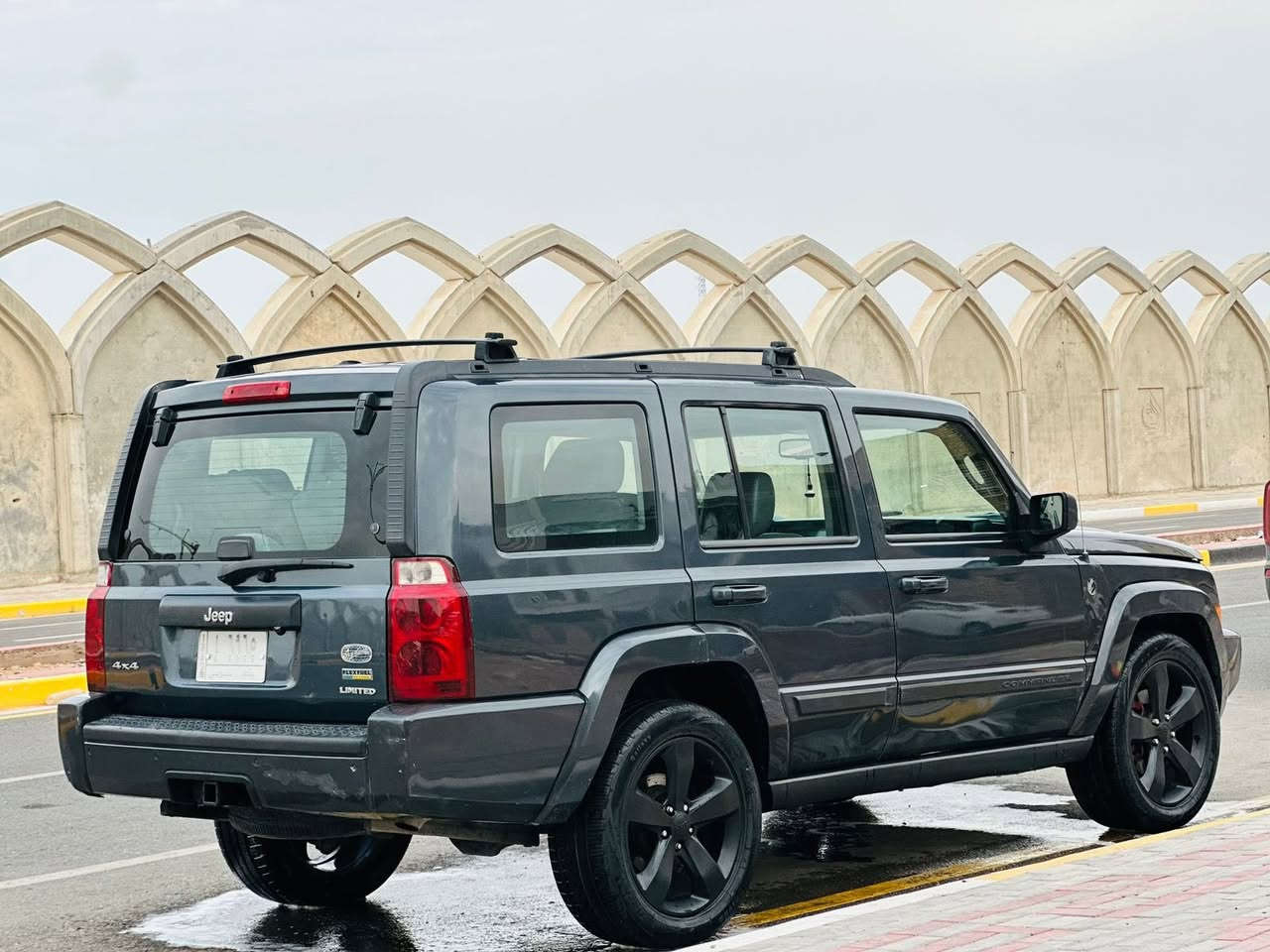 جيب كومندر 2007 رقم بغداد مميز السعر 87 قابل للتفاوض للاستفسار ***********
مكفوله من الضربه بيها رشات صبغ للجماليه بدون ضربه 
فول مواصفات 
1/1 كشنات جلد و ثلاث قطع تبريد و تحكم ستيرن و شاشة و كامرة و كشنات كهرباء و ثلاث فتحات 7 راكب و تبريد ثلج و تخم تاير جديد حجم المكينة 8 سلندر  مكان السياره كربلاء المقدسة
