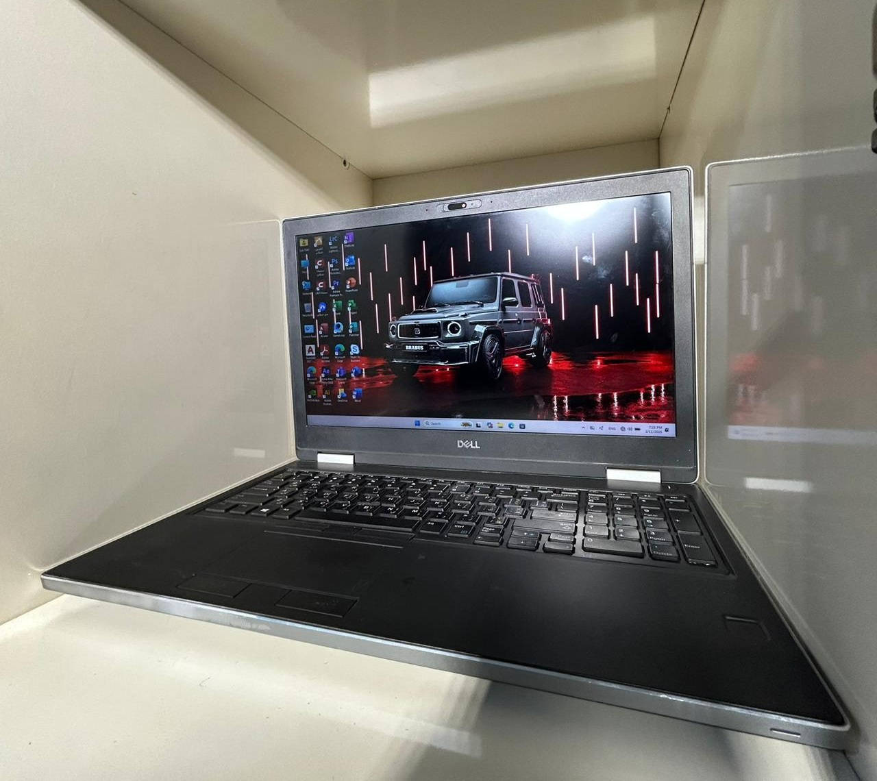 گواهم الله ، لابتوب مرعب يطل عليكم، مخصص للبرامج الهندسية و التصاميم و الألعاب.

المعالج / i9-9980HK (كور آي 9 .. جيل 9 .. أقوى و أسرع و أعلى فئة HK)

الهارد / M2 SSD 512 گيگا (أسرع من جيل SSD إلي هو اصلا سريع)

الرام / 32 گيگا DDR4 (گاعد تتخيل شگد ؟ ذاكرة عملاقة .. طلقة)

كارت الشاشة #الخارجي / NVIDIA Quadro T1000 حجم 4 گيگا

كارت الشاشة #الداخلي / Intel UHD Graphics 630 حجم 16 گيگا

مجموع كروت الشاشة (20 گيگا) دتشوف الرقم؟ يعني سلاسة رهيبة بالبرامج والألعاب.

حجم الشاشة 15.6 أنچ ، دقة Full HD

كيبورد ضوئي (عربي إنكليزي)

بصمة إصبع 

تحتوي على منفذين تايب سي (ثندربولت) 

مكاني بغداد - توصيل #مجاني لكل محافظاتنا الغالية.

رجاءاً عبر الواتساب فقط ***********

#ملاحظة: كل التفاصيل المهمة ذكرتها، أي سؤال، أي أستفسار، آني حاضر ، #السعر 890 الف وبي مجال بسيط (مع سيت ملحقات موضح بالصور) تريد تشرفني يم بيتي تفحص براحتك أو تريد أوصله إلك مجاناً، آني حاضر للي يطيب خاطرك وبيكم الخير والبركة.
