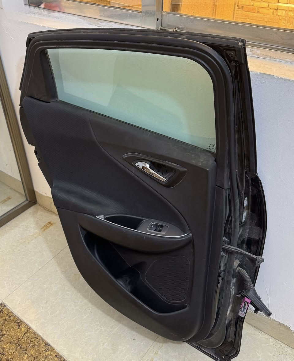 سلام عليكم 
باب ماليبو كامله خلف السايق موديل 2024 اسود بلادي ما بيه صبغ فقط هاي الضربه بنهاية الباب وترجع بارد على حجي السمكري طبعا رايدة ب225 وبيه مجال مكاني كربلاء 
***********
