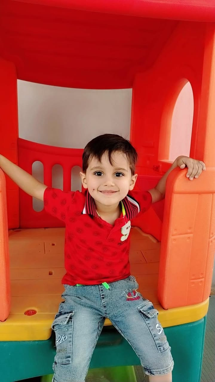 الصيف أقبل.. ومتعتنا بدأت! ☀️
​هل تبحثون عن بيئة آمنة ومرحة لطفلكم هذا الصيف؟ في روضتنا، صممنا لكم المخيم الصيفي الأجمل لدمج المرح بالتعلم! نساعد طفلكِ على استكشاف مواهبه وتفريغ طاقته بنشاطات هادفة.
​🎨 ماذا ينتظر أبطالنا الصغار؟
​تجارب العلوم المرحة: لنكتشف العالم معاً.
​الألعاب المائية والأنشطة الحركية: لانتعاش وصحة ونشاط.
​الفنون والأشغال اليدوية: لتنمية الإبداع والتركيز.
​تنمية المهارات والذكاء: قصص، لغات، وألعاب تفاعلية.
​الطبخ الصغير: لتحضير وجبات صيفية خفيفة بأنفسهم!
​📅 التفاصيل:
​الأعمار المستهدفة: من [تحديد العمر من 6 اشهر الى 6سنوات] 
​أوقات الدوام: من الأحد إلى الخميس، من الساعة [7] صباحاً وحتى [2] ظهراً.
​🎁 خصم خاص للتسجيل المبكر والأخوة! المقاعد محدودة جداً لضمان رعاية مميزة لكل طفل.
📍 للمعلومات والاستفسار، يسعدنا تواصلكم معنا عبر الرسائل أو الاتصال على الرقم: [***********].
