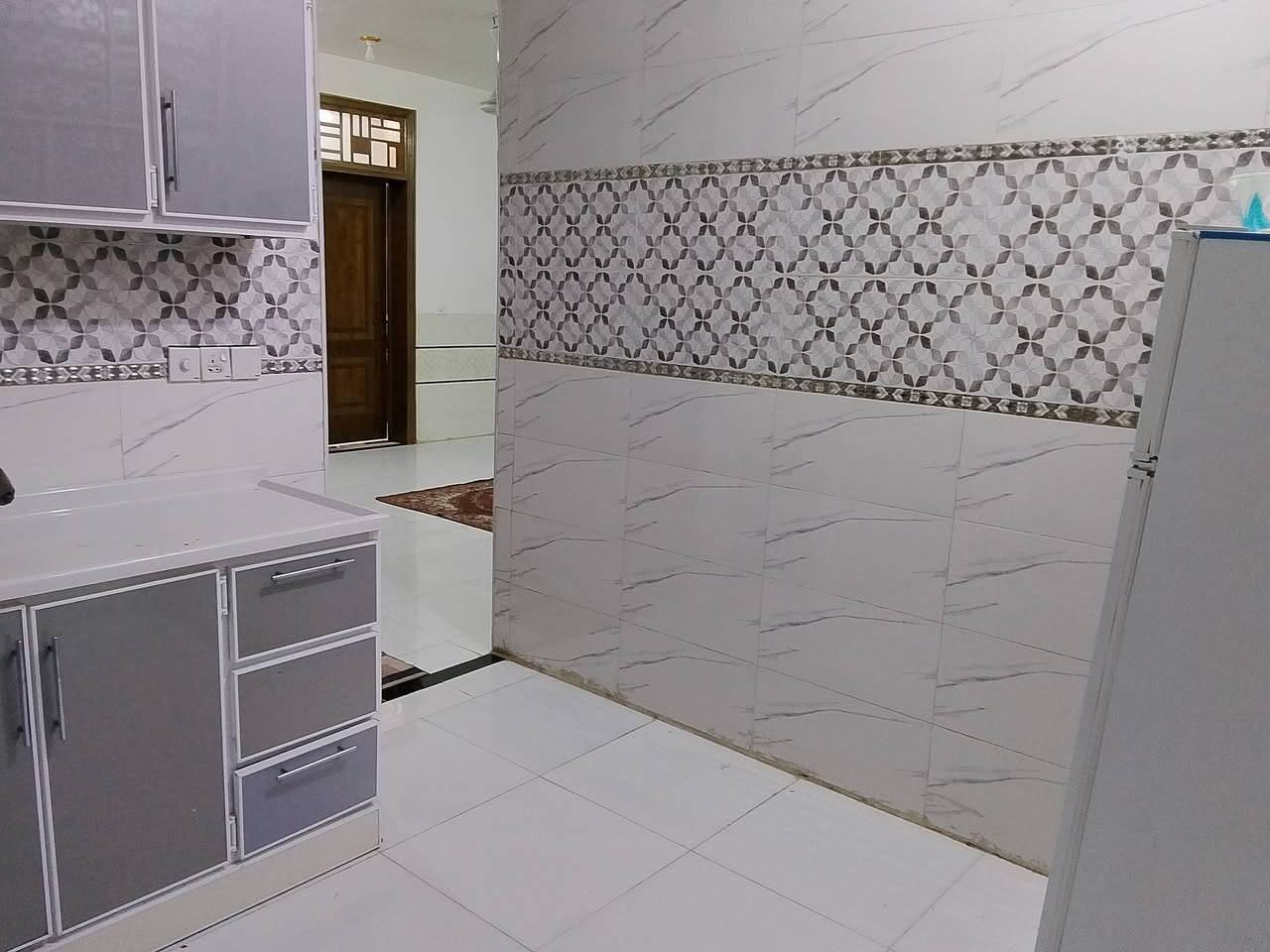 دار للبيع ركن على شارعين ثاني بيت عن التبليط مساحه 150م واجها 10نزال15طابقين الطابق الاول كامل الطابق الثاني غير مسقف درج خارجي 
يحتوي على غرفتين وصاله ومطبخ واستقبال صحيات خارجيه وداخلية حي الحسين ع ابو غرق شارع البانزين خانه خلف اسواق العائله
للاستفسار ***********
