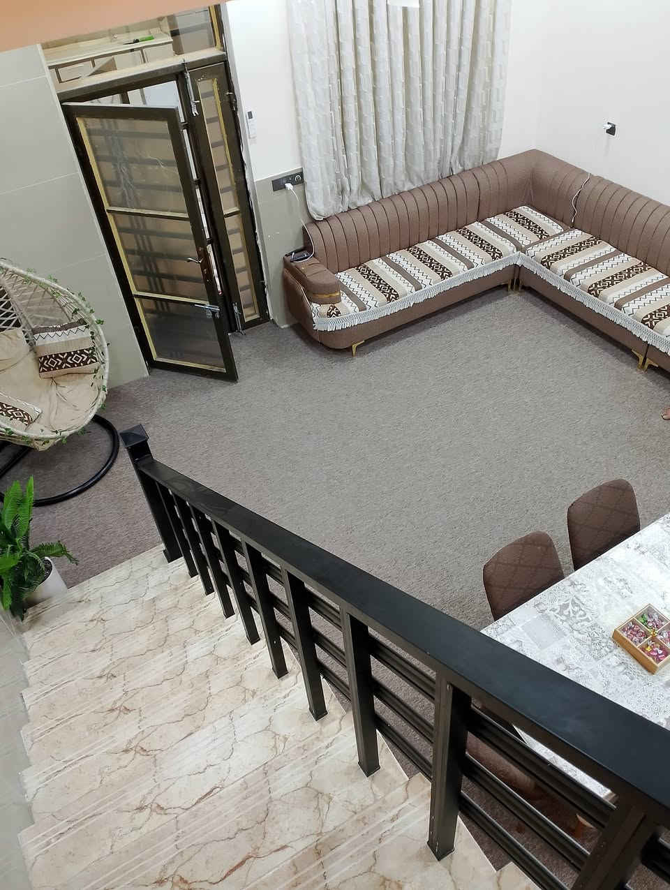 السلام عليكم بيت للبيع في حي اريدو ساحه شريف حديث بناء 2025 درجة اولى  ركن مساحته 115م يتكون من غرفتين وصاله ومطبخ وديوانيه وطارمه وصحيات 2 وشقه معزوله تتكون من غرفتين ومطبخ وصاله وصحيات 
***********
