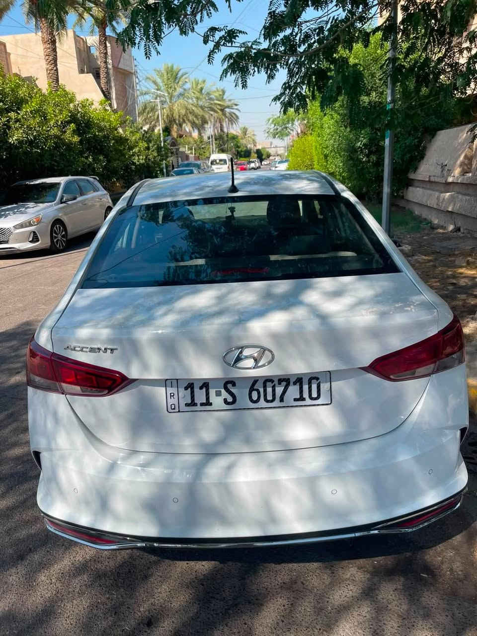 السلام عليكم للبيع هونداي اكسنت موديل 23 لون ابيض خليجي ماشيه 89 الف حقيقي باسمي تحويل ثاني يوم  الرقم دولي الجديد حجم المحرك 1600 دوش 
مواصفات تبريد قطعتين  
فتحه 
مري شفط 
حساس خلفي بلادي 
اي بي اس 
مانع انزلاق 
حساس اطارات 
تحكم ستيرن 
شاشه
السيارة بيه 3 قطع 2 صبغ بنيد وقبغ جنطه 
وجاملغ امامي ايسر ابيض بلادي السعر المطلوب 115 ورقه وبيه مجال 
مكاني بغداد / حي الجهاد 
للاتصال *********** ابو غيث
