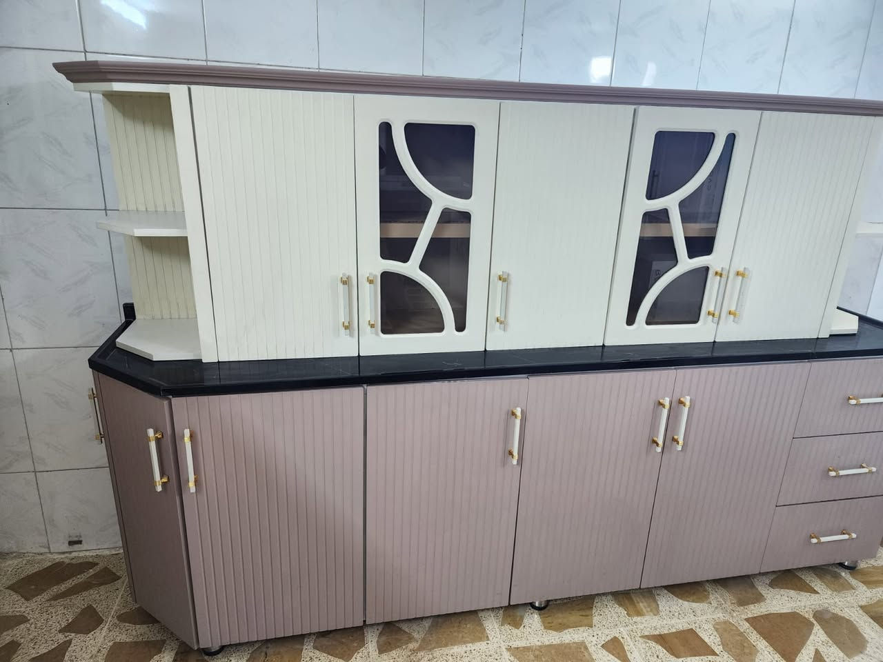 مطابخ الامير  تفصال تزكام  
قياس مترين و 60 ارضي وملحق
وسنك متر ونص. كامل مرمر
للستفسار ع خاص او تساب ***********
