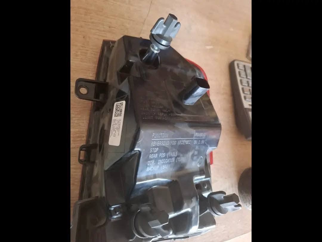 السلام عليكم بك لايت أوباما خلفي جهت اليسار يحتاجله فقط جامه وسعره مناسب جدا 115 وبي مجال الشراي يخابر ماقصر ويه ***********
